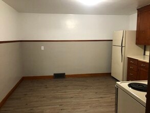 323 W Wheeler Ave, Unit #4 in North Mankato, MN - Building Photo - Building Photo