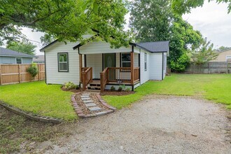 130 E Bernard St in Clute, TX - Building Photo - Building Photo