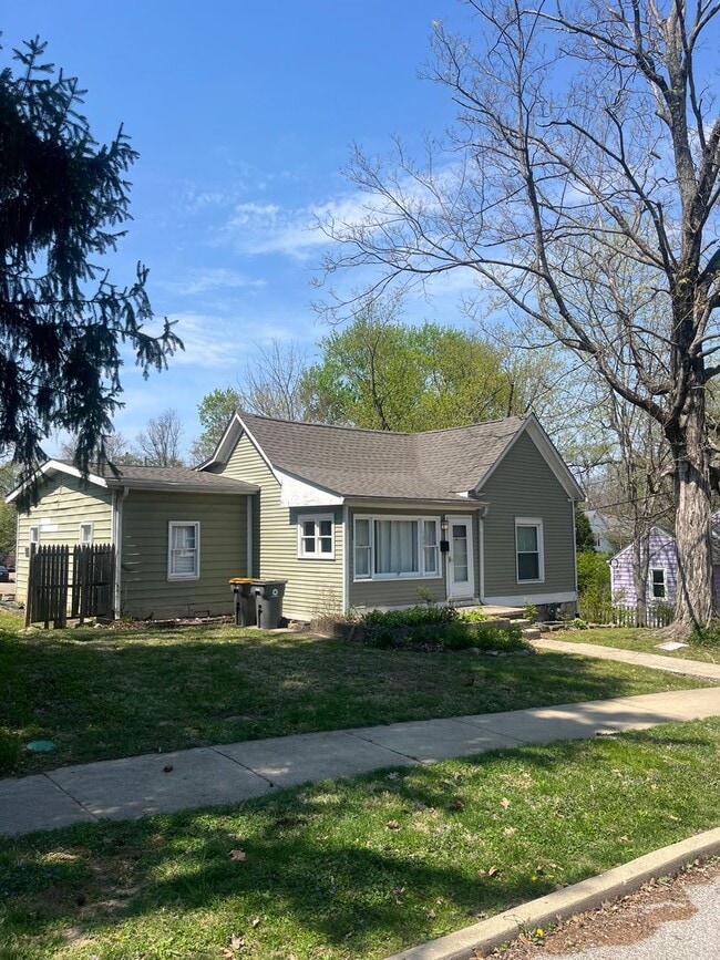 property at 1003 N Woodburn Ave