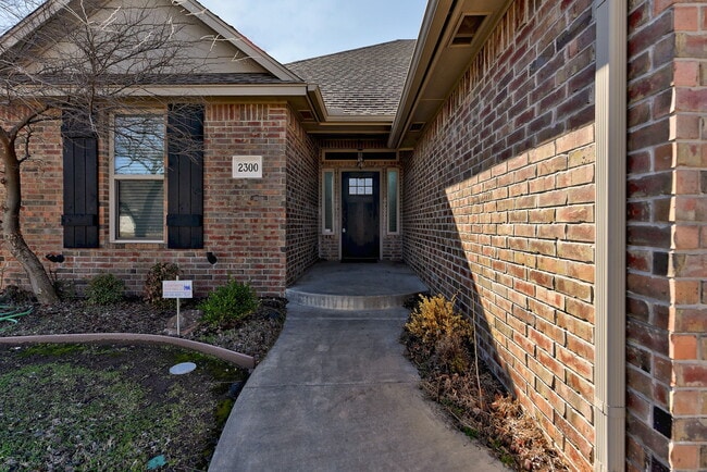 2300 Bretford Way in Norman, OK - Building Photo - Building Photo