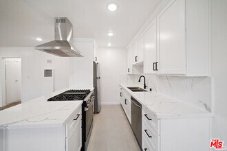 7209 Willoughby Ave in Los Angeles, CA - Building Photo - Building Photo