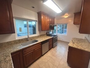 8138 Pershing Dr in Playa Del Rey, CA - Foto de edificio - Building Photo