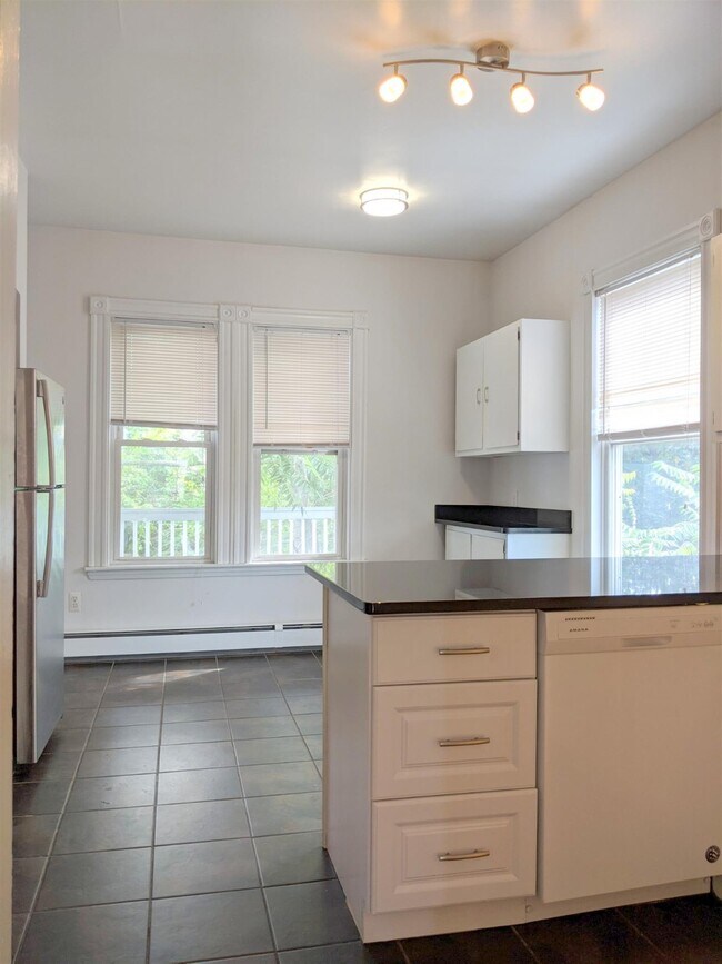 393 Washington St, Unit 3 in Somerville, MA - Building Photo - Building Photo