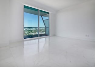 8701 Collins Ave in Surfside, FL - Foto de edificio - Building Photo