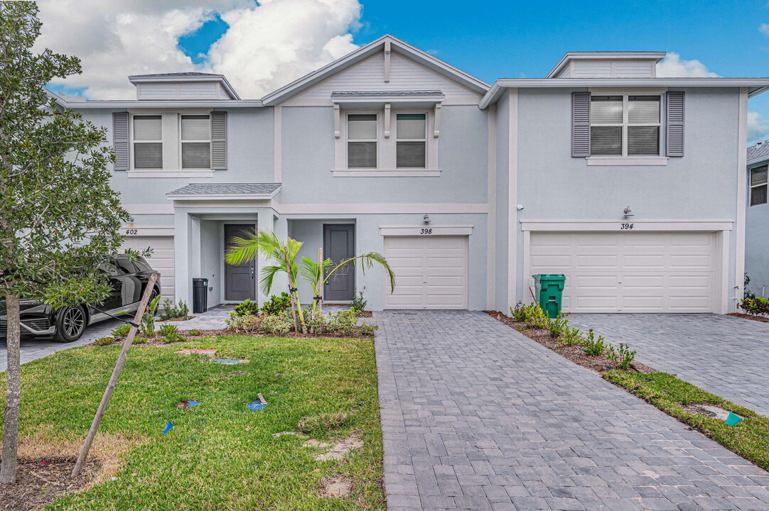 398 Salisbury Cir in Fort Pierce, FL - Foto de edificio