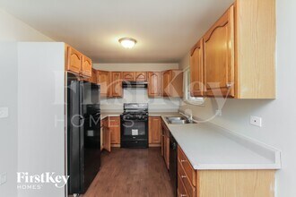 181 S Pinecrest Rd in Bolingbrook, IL - Foto de edificio - Building Photo