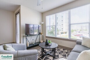 300 Enclave Dr in Conroe, TX - Building Photo