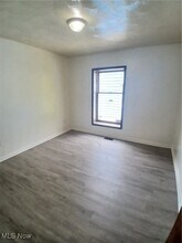 2435 Shirley Rd, Unit 1 in Youngstown, OH - Building Photo - Building Photo