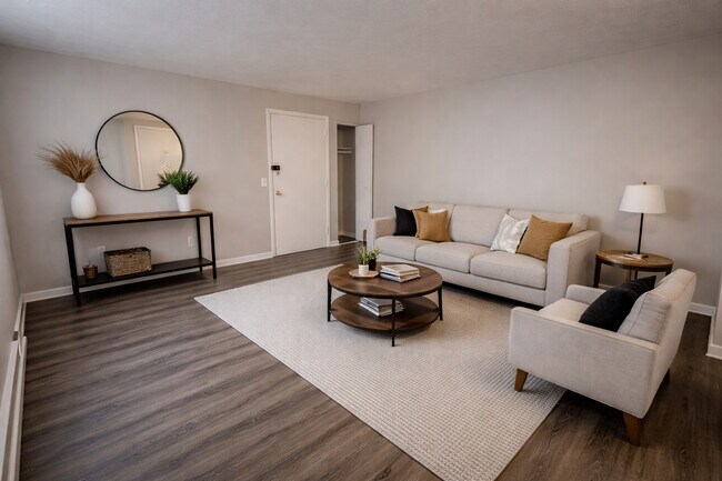 London House in Canton, OH - Foto de edificio - Building Photo