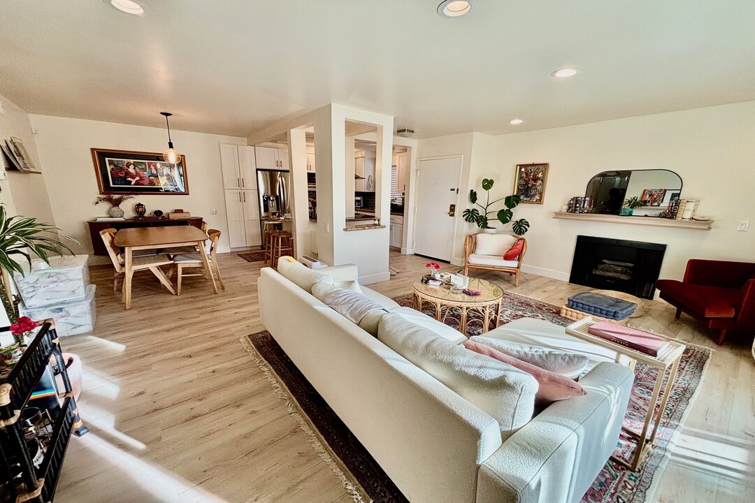 4370 Troost Ave in Los Angeles, CA - Building Photo