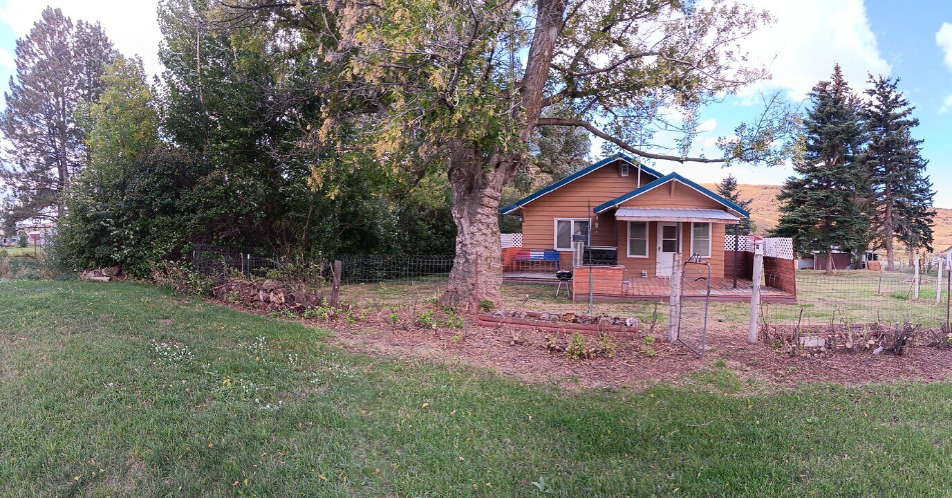 106 Henrietta St in Raynesford, MT - Building Photo