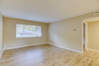 2220 Lake Rd, Unit D2 in Belmont, CA - Foto de edificio - Building Photo