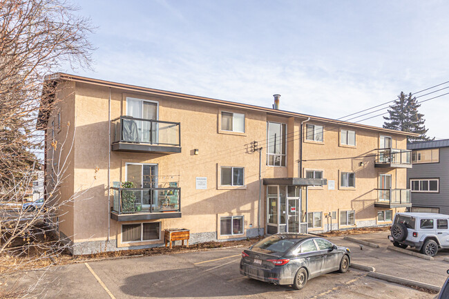 7111 80 Av NW in Edmonton, AB - Building Photo - Building Photo