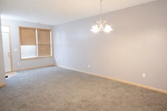 1908 Shamrock Pl in Chaska, MN - Foto de edificio - Building Photo