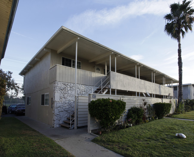 582 Joann St in Costa Mesa, CA - Foto de edificio - Building Photo