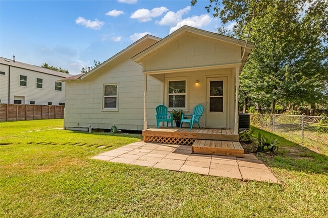 848 1/2 Fisher St in Houston, TX - Building Photo - Building Photo