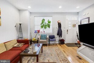 724 E Thompson St in Philadelphia, PA - Building Photo