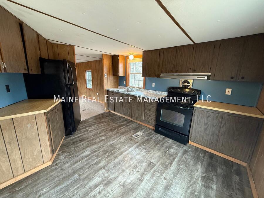 14 Hall Dr in Hudson, ME - Building Photo
