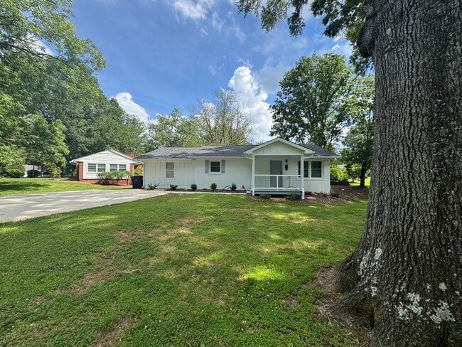 110 Friendship Cir in Winston-Salem, NC - Foto de edificio - Building Photo