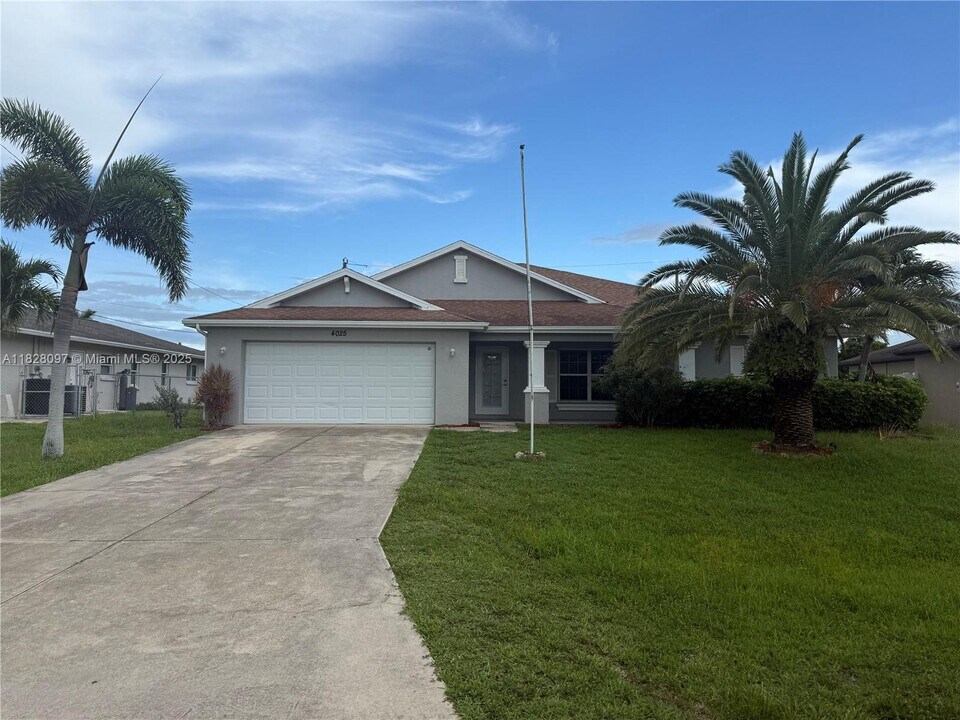 4025 SW 14th Pl in Cape Coral, FL - Building Photo
