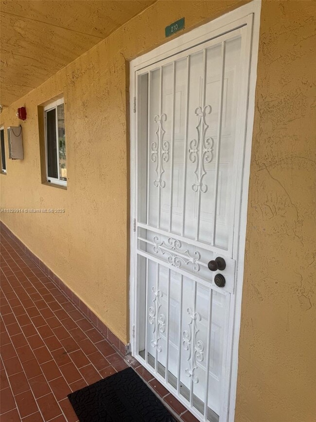 7965 W 30th Ct in Hialeah Gardens, FL - Building Photo - Building Photo