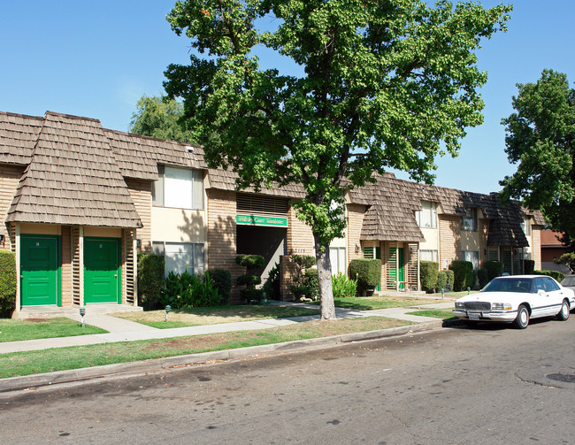 Wellesley Court Townhomes in Fresno, CA - Building Photo - Building Photo