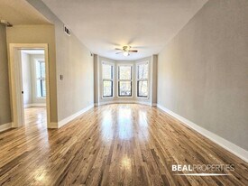 633 W Oakdale Ave in Chicago, IL - Building Photo