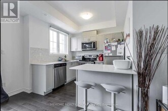 199 Pine Grove Rd in Vaughan, ON - Building Photo - Building Photo