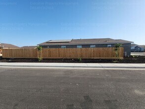 8921 Kemi St in Bakersfield, CA - Building Photo - Building Photo