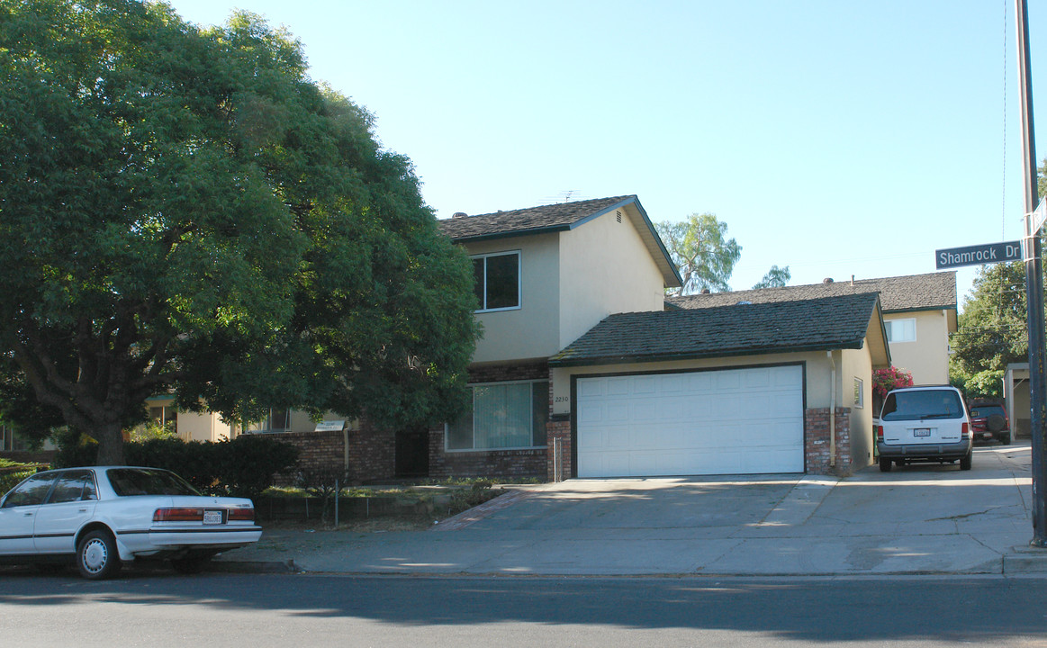 2230 Shamrock Dr in San Jose, CA - Foto de edificio