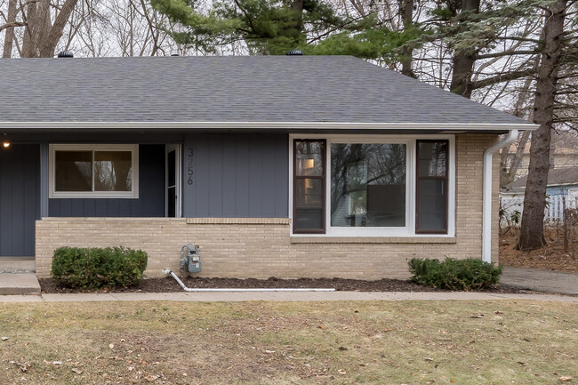 3256 France Ave N in Minneapolis, MN - Foto de edificio - Building Photo