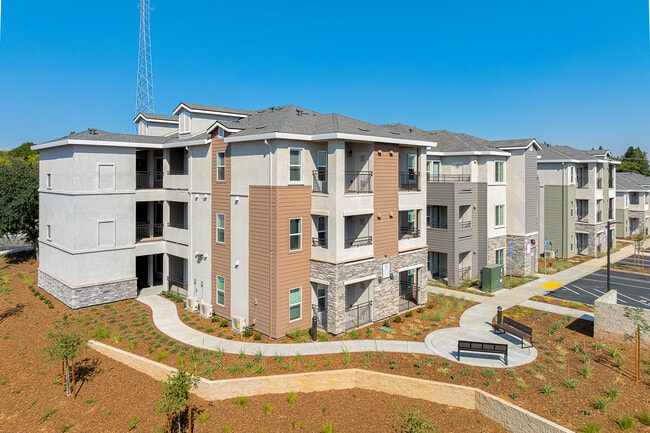 Cirby Creek Senior Apartments in Roseville, CA - Foto de edificio - Building Photo