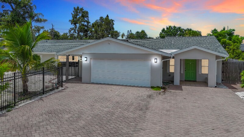 2424 Whippoorwill Cir in Sarasota, FL - Building Photo