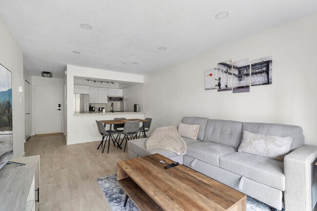 360 E 2nd St in North Vancouver, BC - Building Photo - Building Photo