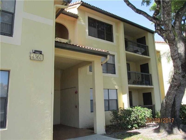 4221 W McNab Rd in Pompano Beach, FL - Building Photo - Building Photo