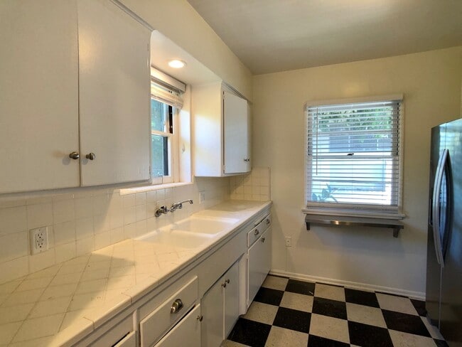 11000 Massachusetts Ave in Los Angeles, CA - Building Photo - Building Photo