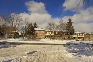 125 Palmdale Dr in Toronto, ON - Building Photo