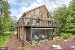 125 Pebble Beach Dr in Hazle Township, PA - Building Photo