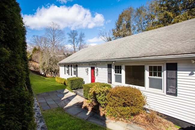 198 Valley Rd in Cos Cob, CT - Building Photo - Building Photo