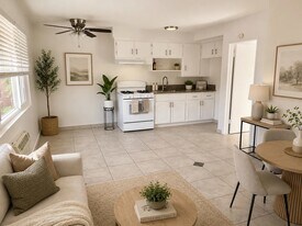 9204 Sepulveda Blvd, Unit 9 in North Hills, CA - Building Photo