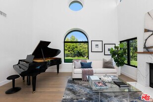 23458 W Moon Shadows Dr in Malibu, CA - Building Photo