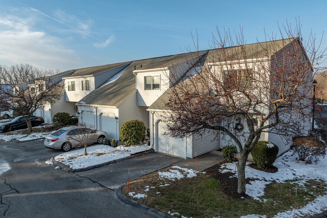 Chippenwood Estates in Bristol, CT - Building Photo