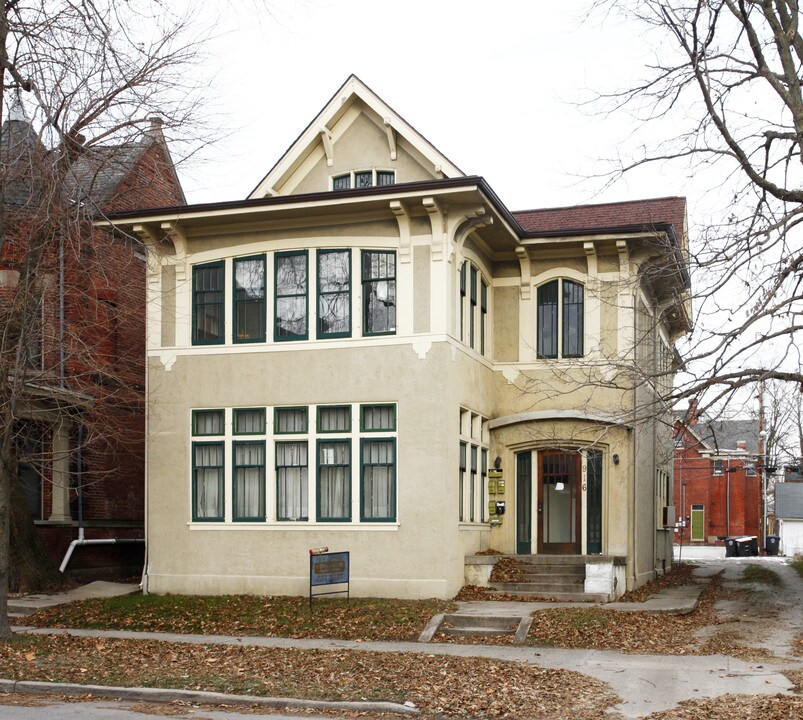 916 W Washington Blvd in Fort Wayne, IN - Foto de edificio