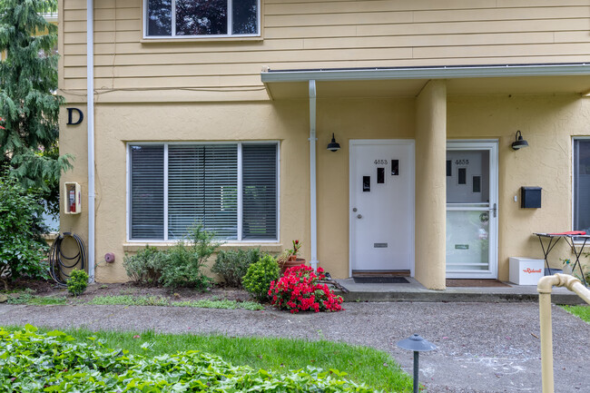 Laurel Crest in Seattle, WA - Building Photo - Building Photo