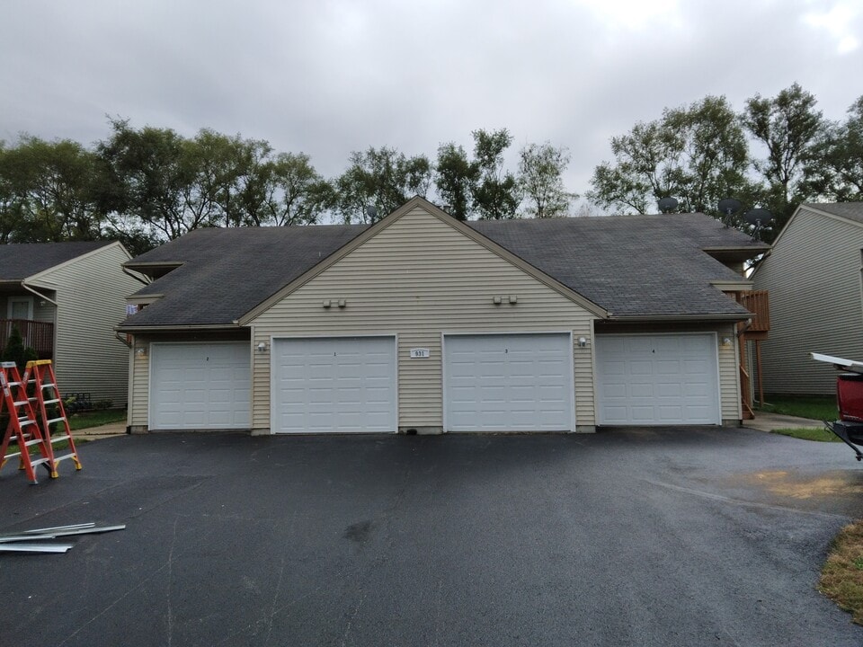 931 Minns Dr, Unit 3 in Machesney Park, IL - Foto de edificio