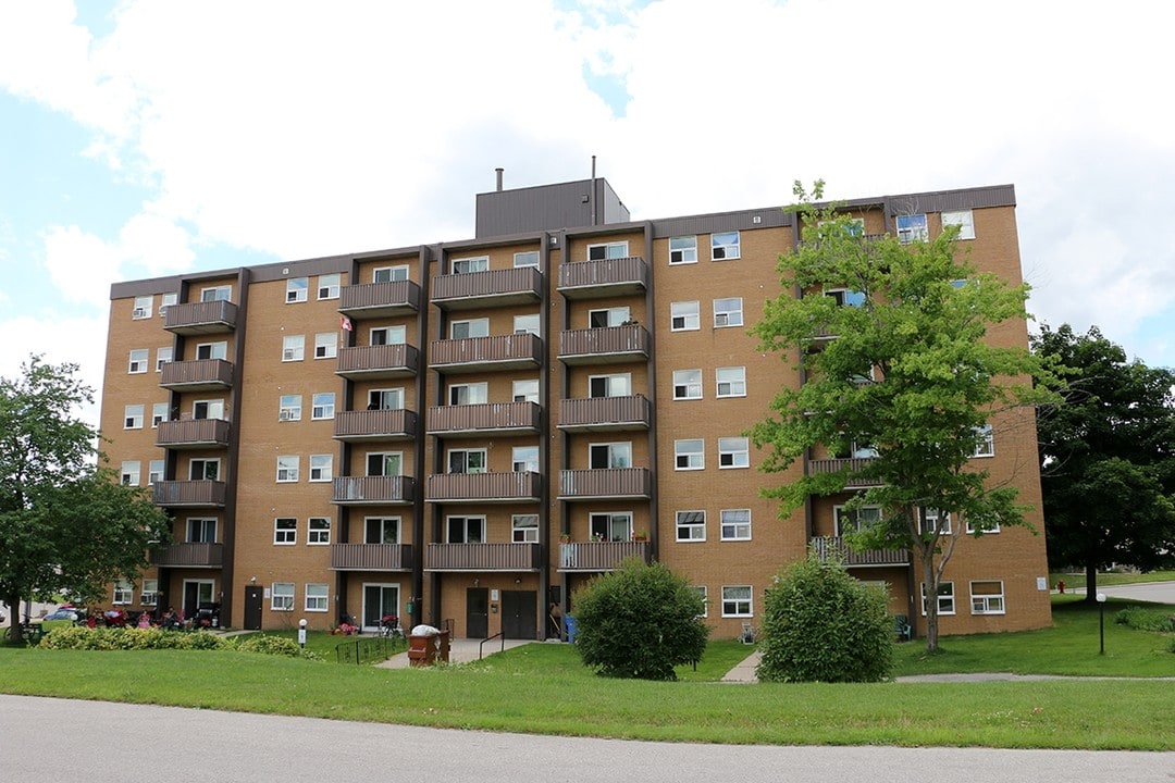 Hanover Towers in Hanover, ON - Building Photo