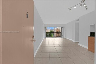 8889 Fontainebleau Blvd in Miami, FL - Building Photo - Building Photo