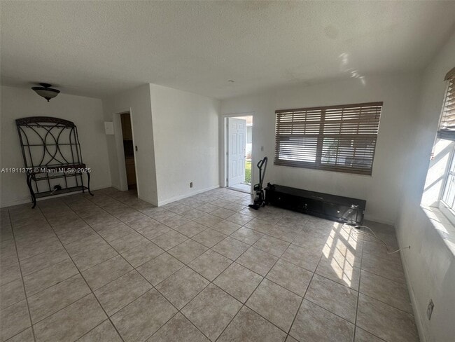 923 SE 2nd Ave in Hallandale Beach, FL - Foto de edificio - Building Photo