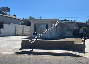 920 Flora St in Barstow, CA - Building Photo
