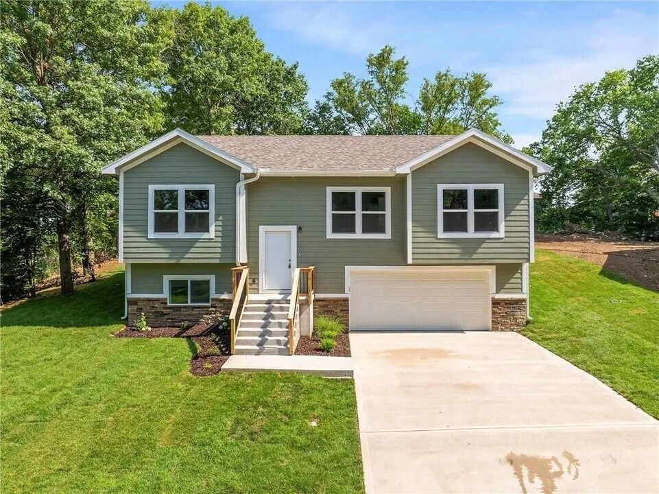 135 Cedar Ct in Warrensburg, MO - Building Photo